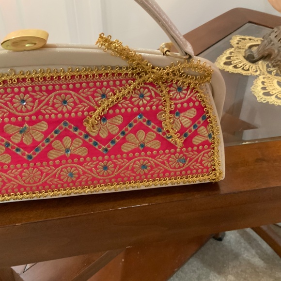 So She Embroidered Sequin Gold Bow Handmade Elegant Purse - Picture 2 of 12